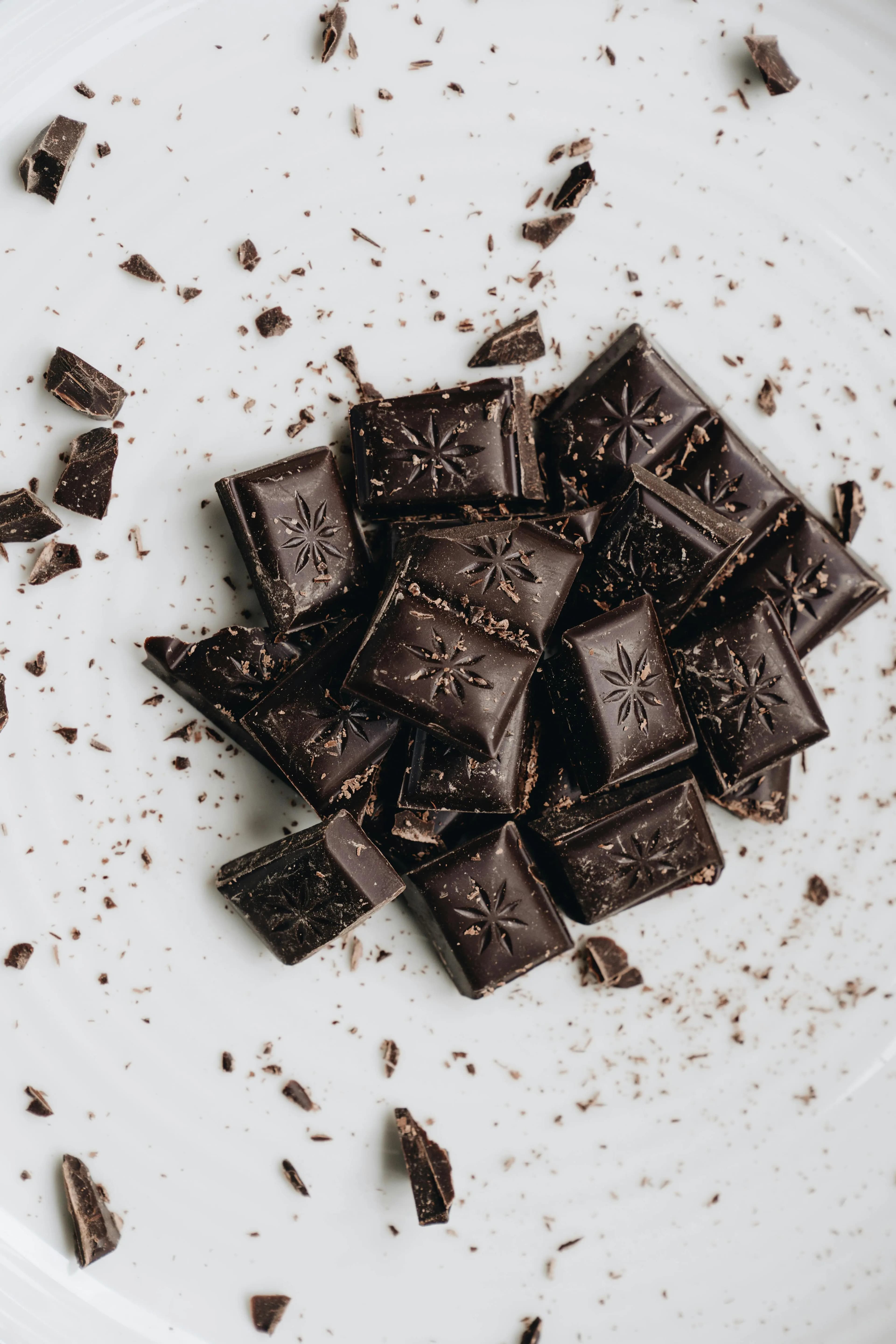 Morceaux de chocolat noir artisanal sur une table